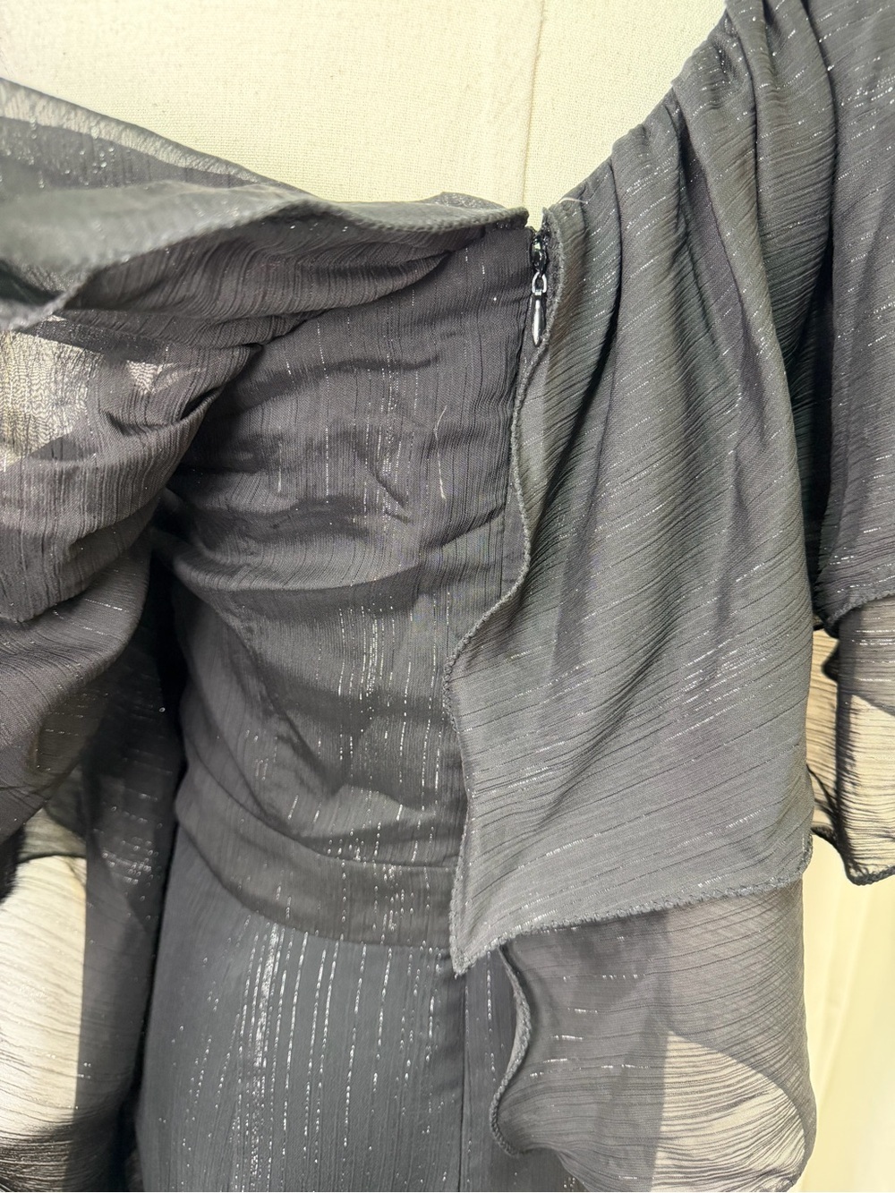 NWT Jewel Badgley Mischka Black & Silver Metallic Ruffled One Shoulder Jumpsuit - Picture 10 of 13